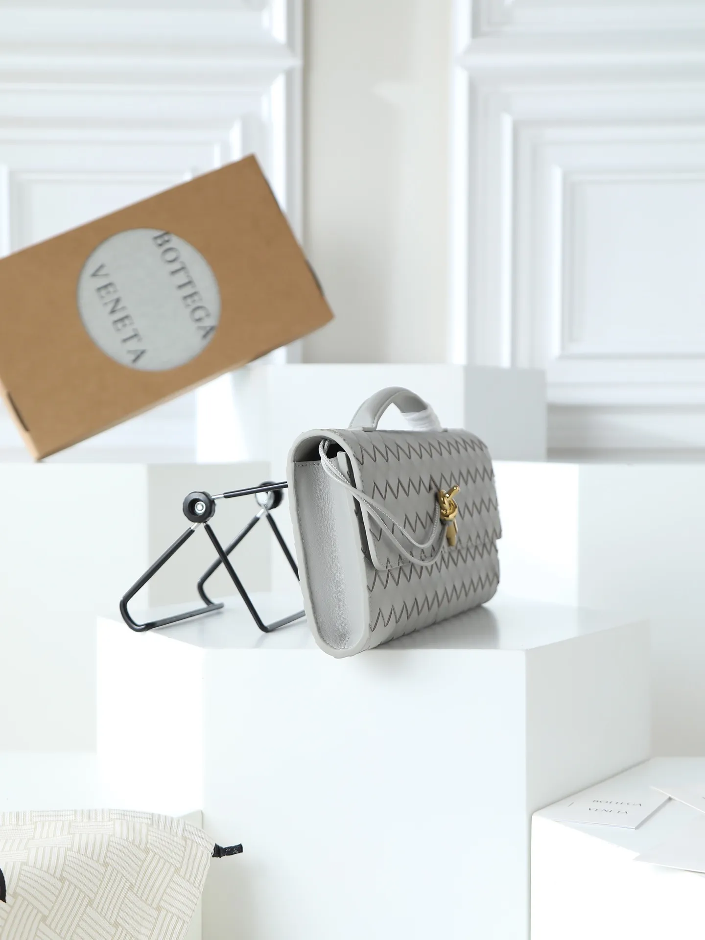 Batch 1540. The BV Andiamo evening handbag has been heavily cultivated again~ The designer aesthetics of the era of economic downturn are back. You fall in love with it at first sight and can't put it down. It's so beautiful. It's full of aura. The shape and texture are very competitive. It's lightweight and has sufficient capacity. It's a must-have for fashionistas. It's suitable for many occasions, minimalist, high-end and light luxury. Style number: 741511 Size: 31*13*3cm